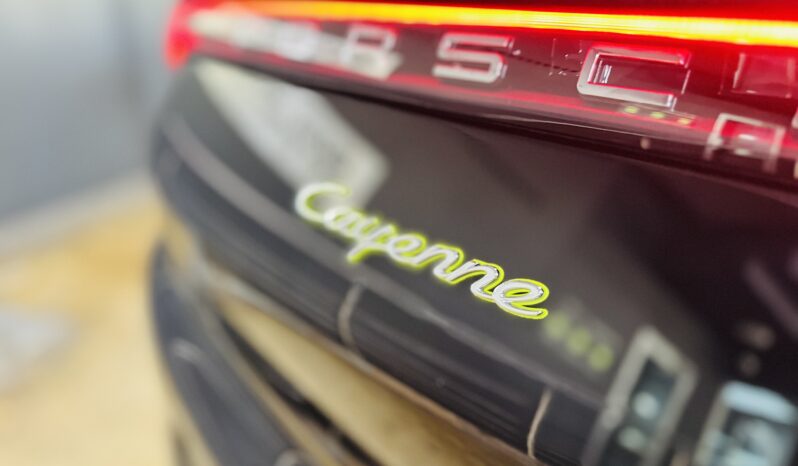 2022 Porsche Cayenne coupe e hybrid lleno