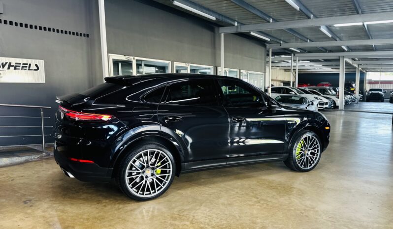 2022 Porsche Cayenne coupe e hybrid lleno